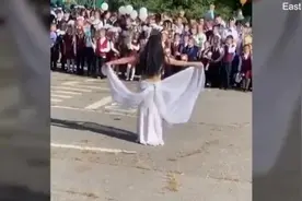 俄罗斯一所学校开学时女老师跳肚皮舞庆祝学生返校引争议图片