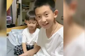 男孩用计算器“弹”出《我还是从前那个少年》两个弟弟满眼崇拜图片