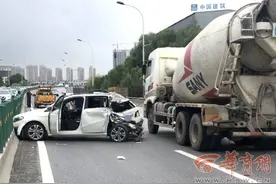 西安南三环发生水泥罐车追尾事故 被追尾小轿车车尾严重变形图片