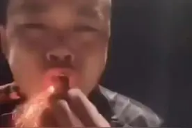 为博取流量直播“吃鞭炮”，抖音：自残自虐，永久封禁图片