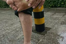 潍坊“赤脚交警”被网友找到了！雨中执勤3小时，脚泡到发白……图片