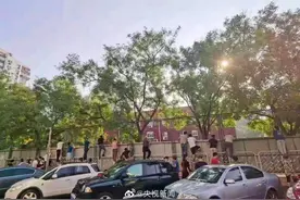 开学首日，一年级新生逃学被民警“抓回”；家长校门“见缝插针”…图片