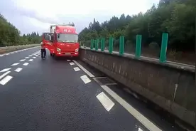 车钥匙断了，江西一货车司机自己接线启动车辆结果撞上隔离带视频封面
