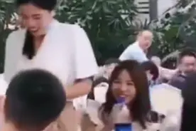 小伙抢到新娘的捧花后冲到女友面前 单膝下跪为女友带上爱的戒指图片