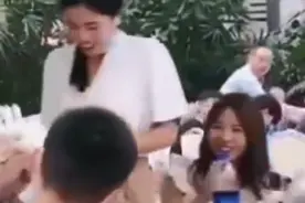 小伙抢到新娘的捧花后冲到女友面前 单膝下跪为女友带上爱的戒指图片