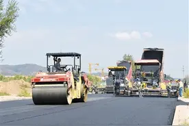 北环路北段1.3公里沥青铺设完成图片