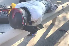 外卖小哥闪送途中竟然睡着 撞护栏脚被卡等待消防解救图片