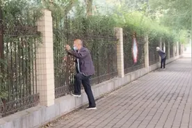 爷爷奶奶隔学校围栏看孙子军训：虽然找不到他还是想看看视频封面