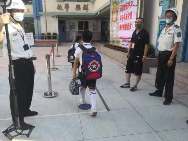 开学后，接送钟点工走俏