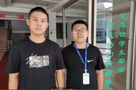 后浪太秀了！开学第一天，衢州三名初一男生教学楼门厅斗琴图片
