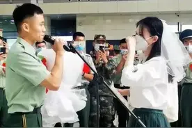 高甜！女友等待8年，退伍武警战士郑州东站现场求婚图片