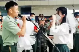 高甜！女友等待8年，退伍武警战士郑州东站现场求婚图片