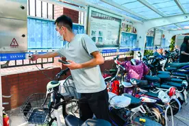 充电10小时收费1块钱，“亲民”车棚吸引居民把车“推下楼”图片