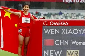 全球连线 | 第三度摘金！家人邻里见证文晓燕夺冠视频封面