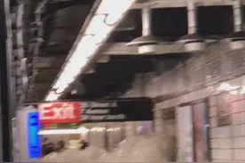 暴雨致大水冲入地铁站 纽约市长宣布进入紧急状态图片