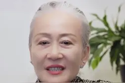 70岁女总裁回应意外走红，38岁自费出国留学的履历惊人！网友：乘风破浪的奶奶图片