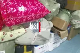 武汉大学新生拿着麻袋收30个包裹，开学第一天高校快递网点单量最高涨三倍图片
