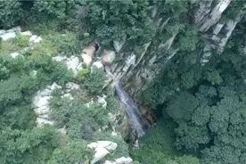 诗画山东丨水流从40多米山崖倾泻而下 航拍雨后艾山瀑布如练图片