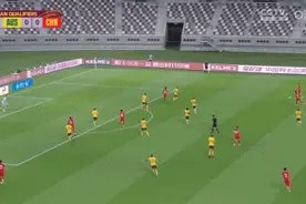 防守没眼看！2分钟丢2球，国足0-3澳大利亚图片