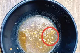 女子在渭南万达一麻辣烫店吃出虫子，要求店方多倍赔偿图片
