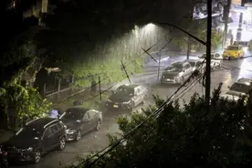 雨幕倾泻而下——飓风“艾达”侵袭纽约图片