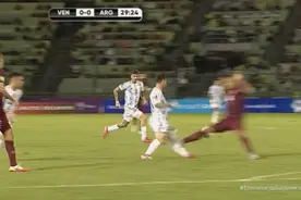 梅西遭对手蹬踹小腿，VAR与主裁判对话录音曝光图片