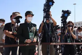 “爷爷，我来了！我替您来看战友了！”图片