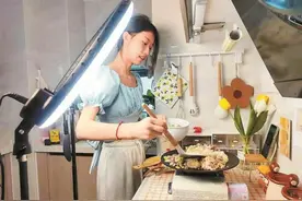 深圳一女视频博主拍独居Vlog获60多万粉丝关注图片