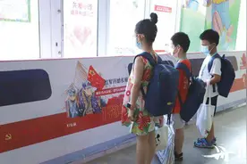 开学第一天，岛城各校上演迎新故事图片
