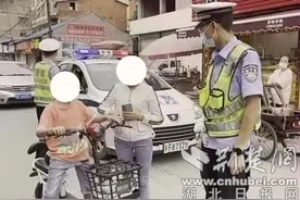 湖北南漳：12岁儿童骑电动车上路 这位母亲心真大图片