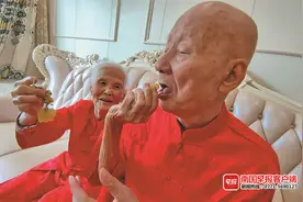 两小无猜到白头，相濡以沫八十载！南宁一对老夫妇迎来“橡树婚”图片