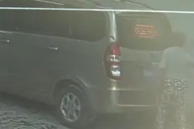 车停路边被人砸了！车主调取视频一看惊呆了……还抡铁锤图片