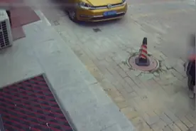 惊心！误将油门当刹车 大庆母女放学路上被撞车轮下视频封面