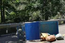 三轮车侧翻，老伯血流不止！危急关头他挺身而出，一根细腰带发挥大作用......图片