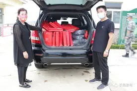 又到退伍离别时 长岛兵妈妈深情送老兵图片