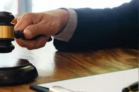 租客点蚊香烧毁他人三间房，房东要担责吗？图片