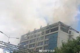 突发！南宁壮锦大道一酒店楼顶燃起大火 现场浓烟滚滚图片