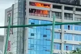 突发！南宁市壮锦大道一酒店楼顶处突发火情，现场浓烟滚滚直冲云霄图片