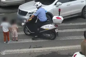 惊险！两名迷路幼童误入马路车流 执勤交警驾驶摩托为其挡下来车图片