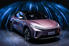 成都车展｜ES33量产版首次亮相，上汽R品牌全力进军电动化赛道图片