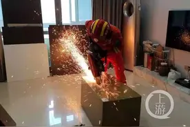 保险箱失灵打不开，消防员帮忙“取钱”救公司图片