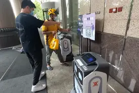 送外卖机器人替外卖小哥送餐上楼 | 晨镜头图片