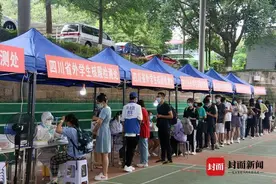 “接过你的行李，我们就是一家人，”川北医学院3650名新生今天报到图片