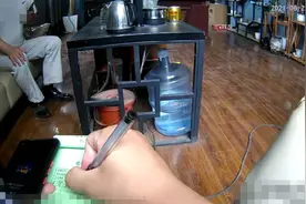 徒手翻了一条街的垃圾桶，终于找到了图片
