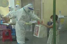 入境后家人确诊，5岁女童独自隔离，她们当起了“临时妈妈”图片