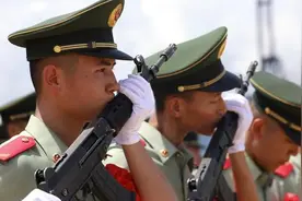 粤港一线六百名武警退役，亲吻告别手中钢枪