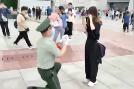 甜齁了！武警北京市总队兵哥哥退伍当天，高铁站前求婚成功视频封面