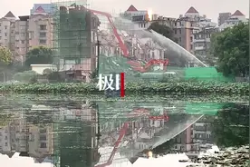 机械臂“啄木鸟”拆楼，两条“水龙”压灰尘图片