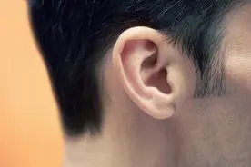 小伙耳朵上一颗“痘痘”越长越大，最后竟要切掉半个耳朵图片