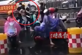 海南一男子赤膊在学校门口耍“关公刀”后扬长而去，警方锁定嫌疑人图片